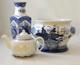 MOTHER'S DAY GIFT: CHINOISERIE BLUE&WHITE PORCELAIN VESSEL VASE/Blue&White accents